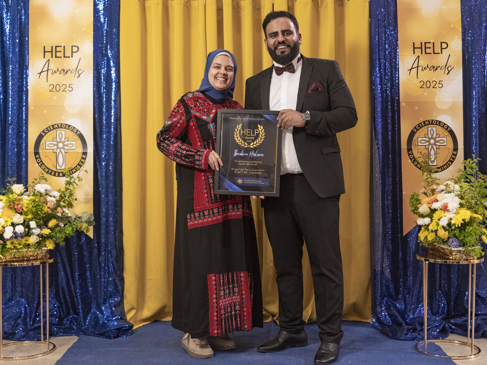 Sara Goda stojí po boku Ibrahima Halawy, který získal uznání za svou práci v oblasti obhajoby lidských práv na udílení cen HELP Awards 2025.
