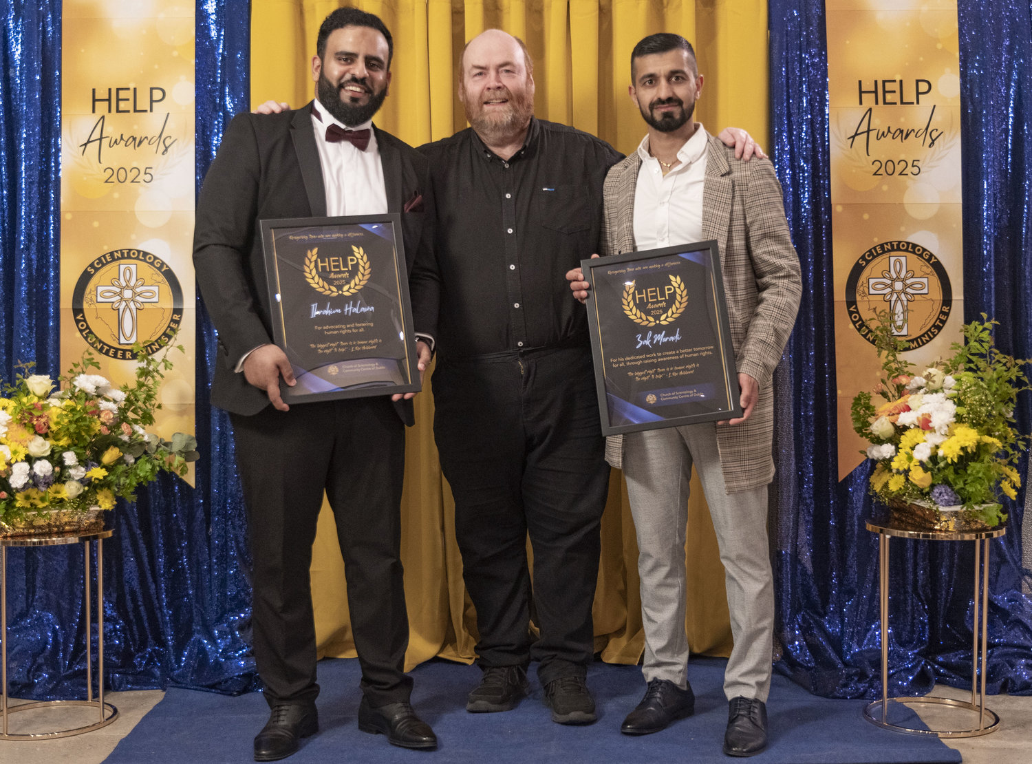 Ibrahim Halawa, oceněný za „obhajobu a podporu lidských práv pro všechny“, vyfocený s radním Francisem Timmonsem a Zakem Moradim na akci HELP Awards 2025