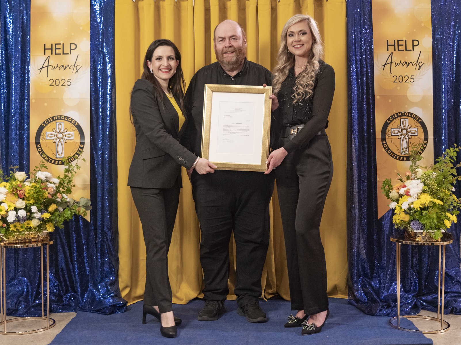 Diana Stahl a Asia Kuzma na snímku s radním Francisem Timmonsem na slavnostním předávání cen HELP Awards 2025, které pořádala Scientologická církev a komunitní centrum v Dublinu
