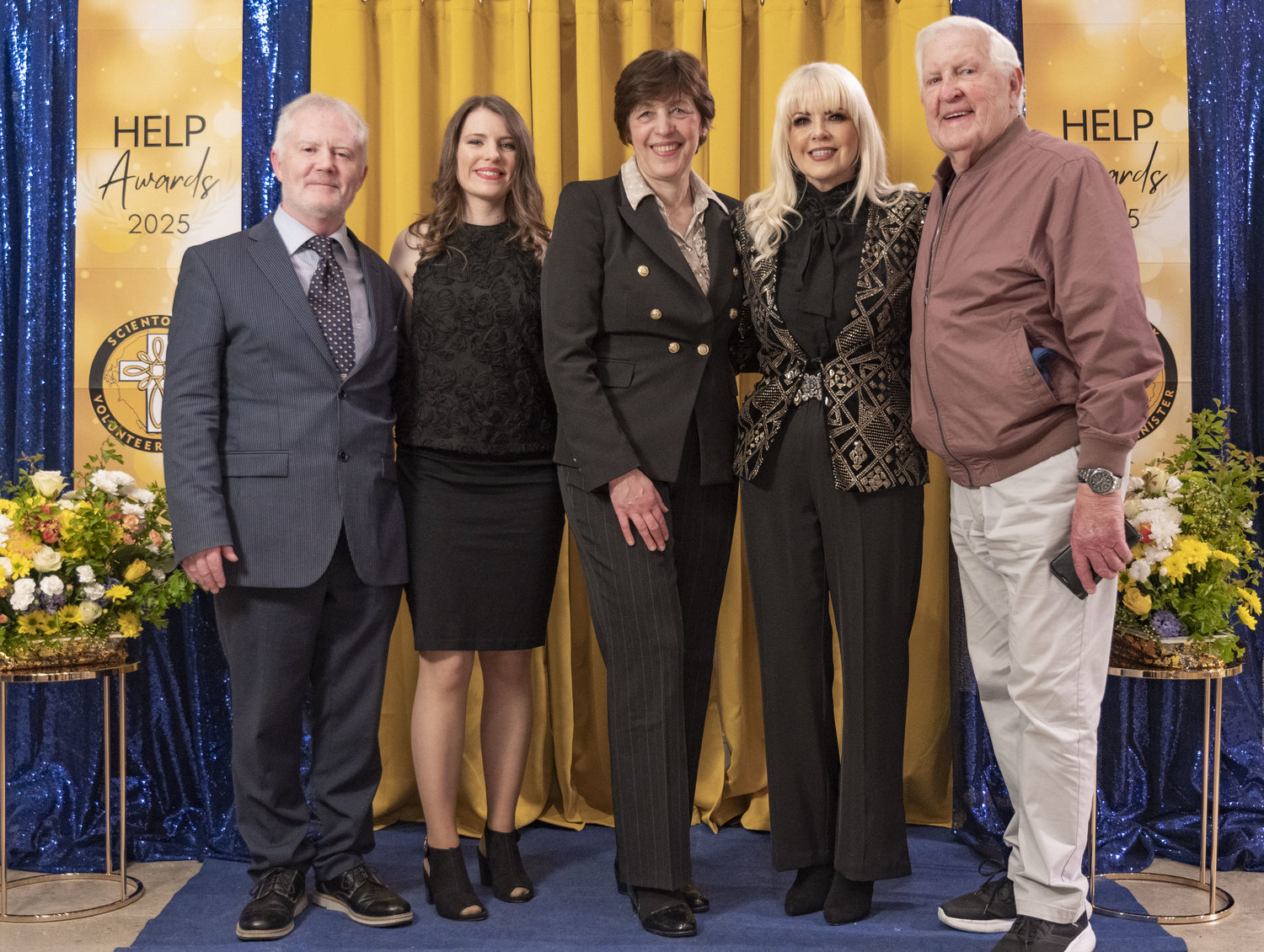 Ken Tuohy, Anaelle Chauchet, Dany Gatzke, Angel a John Brennan se shromažďují k vyfocení na slavnostním předávání cen HELP od dobrovolných scientologických duchovních za rok 2025