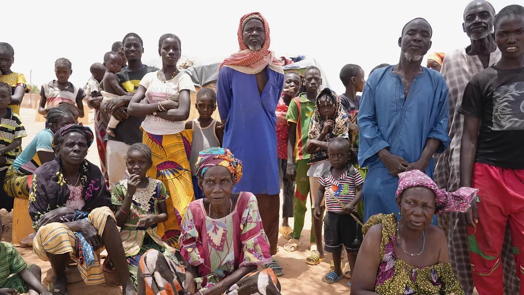 Vysídlení lidé čekající na pomoc v Djibo, Burkina Faso, 26. května 2022 