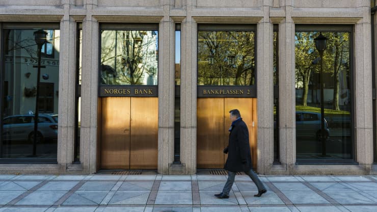 Chodec prochází ve středu 29. října 2014 uzavřeným vchodem do sídla Norges Bank, známé také jako centrální banka, v norském Oslu