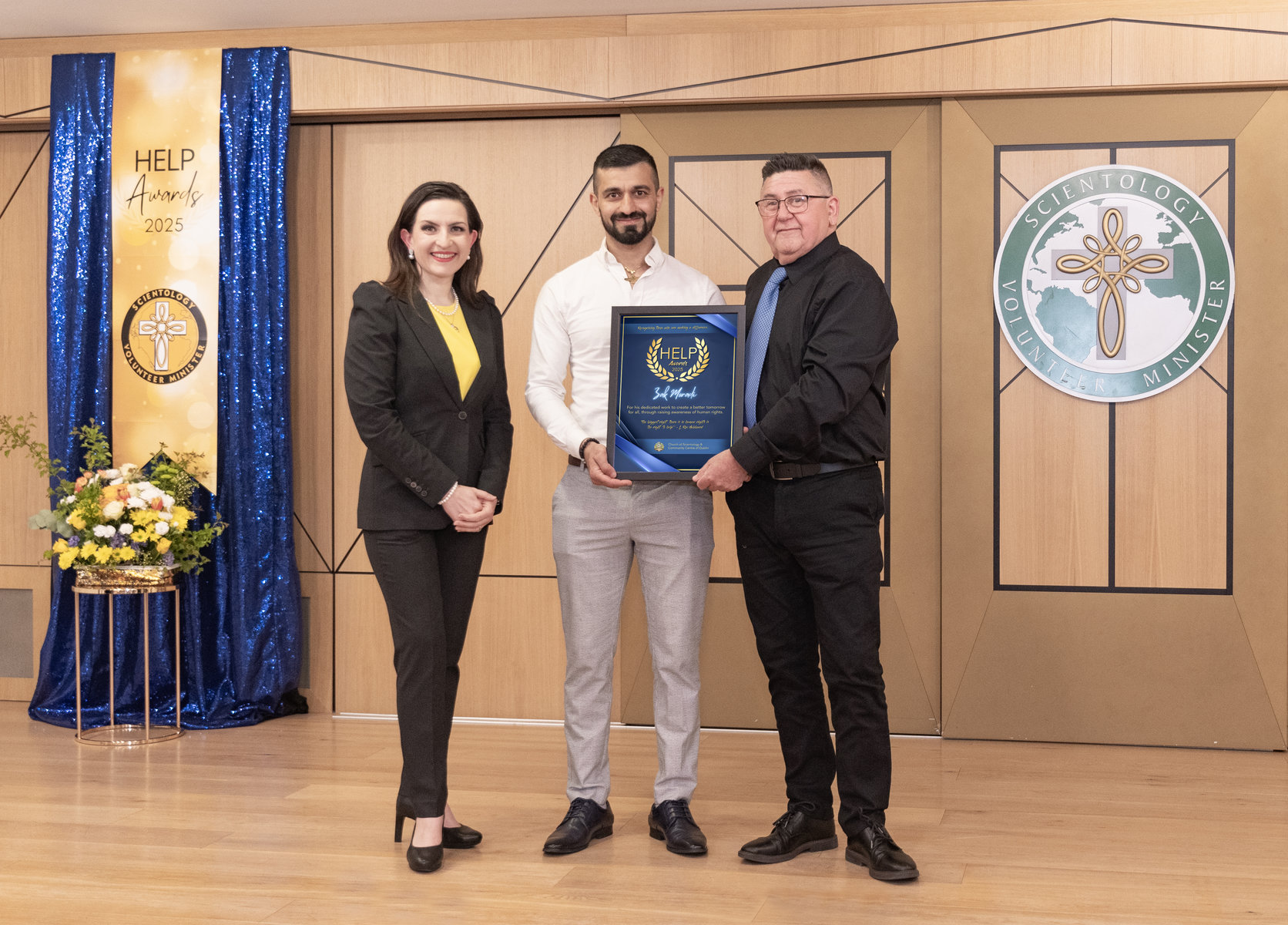Zak Moradi je na udílení cen HELP Awards 2025 oceněn „za svou obětavou práci na vytváření lepších zítřků pro všechny prostřednictvím zvyšování povědomí o lidských právech“, kde stojí po boku Diany Stahl a Tommyho Breena.