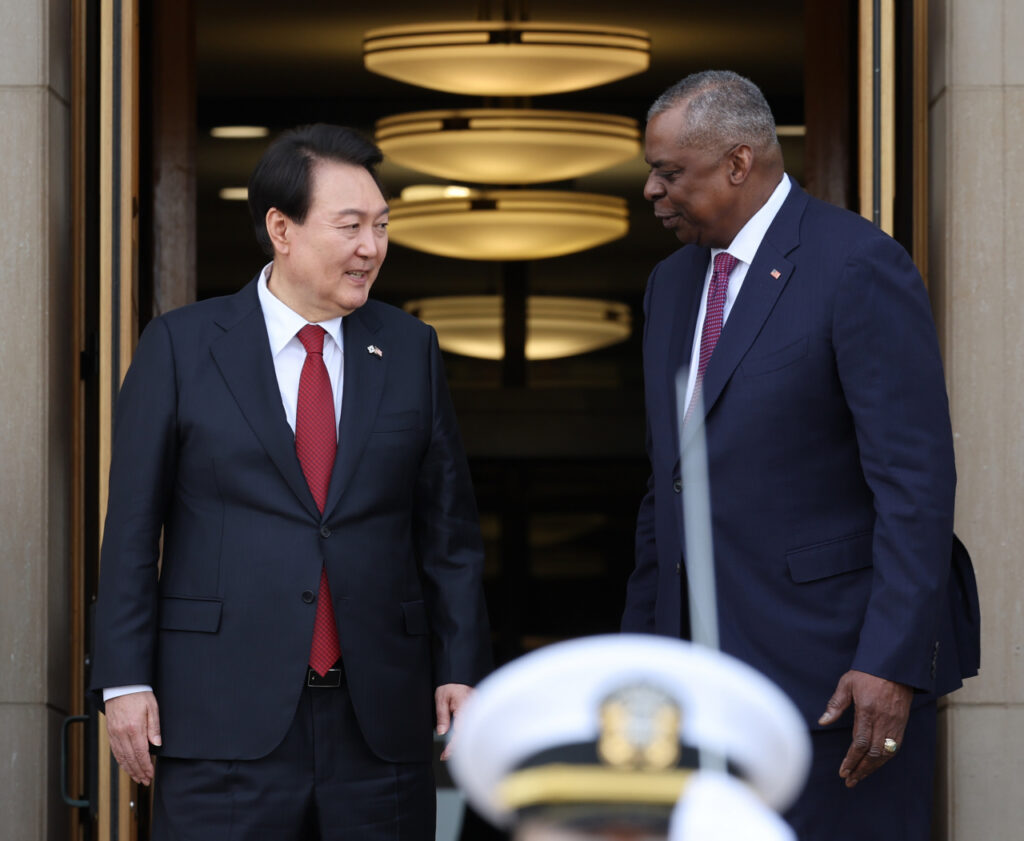 Jihokorejský prezident Yoon Suk Yeol (vlevo) a americký ministr obrany Lloyd J. Austin III mají rozhovor po čtvrtečním uvítacím ceremoniálu čestné stráže na americkém ministerstvu obrany ve Washingtonu, DC.