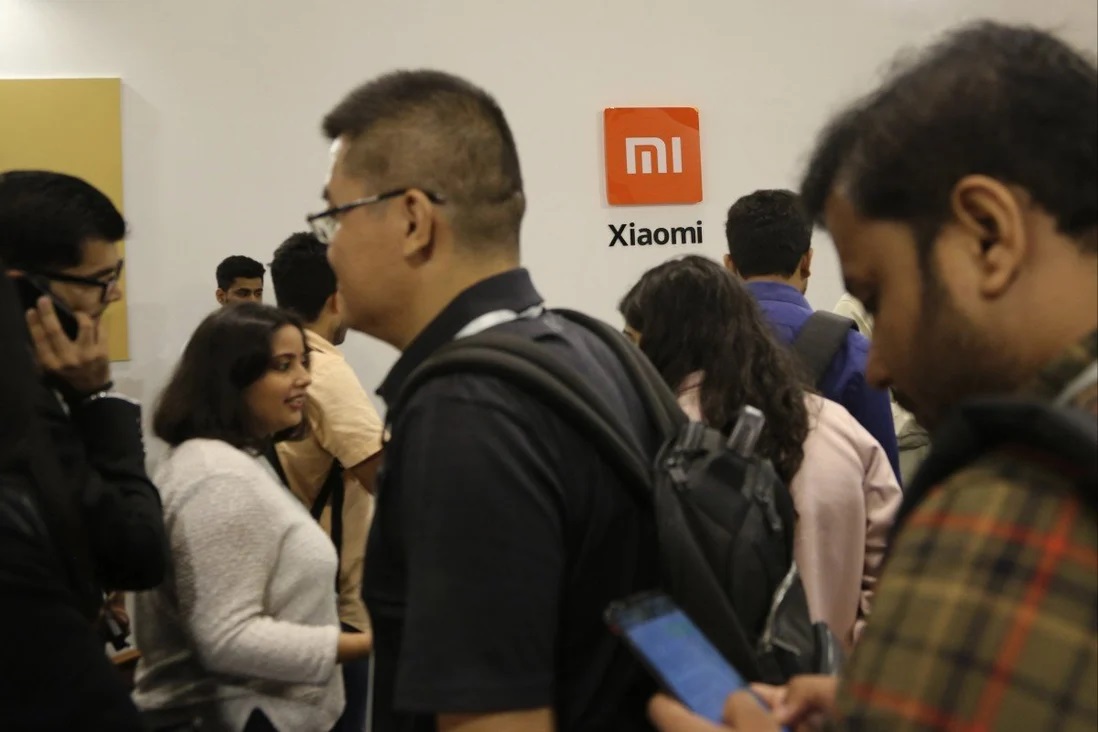 Hosté se scházejí, aby si vyzkoušeli nově uvedené produkty Xiaomi na akci v Bangalore v Indii.