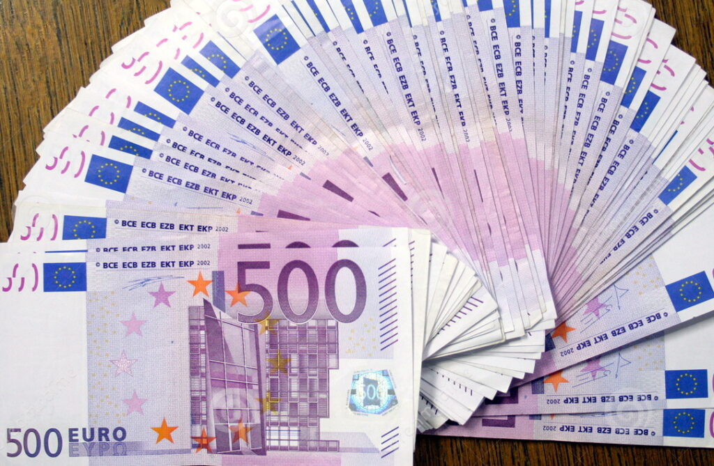 Na měsíční plat místopředsedy EK Maroše Šefčoviče musí Slovák pracovat dva a půl roku
