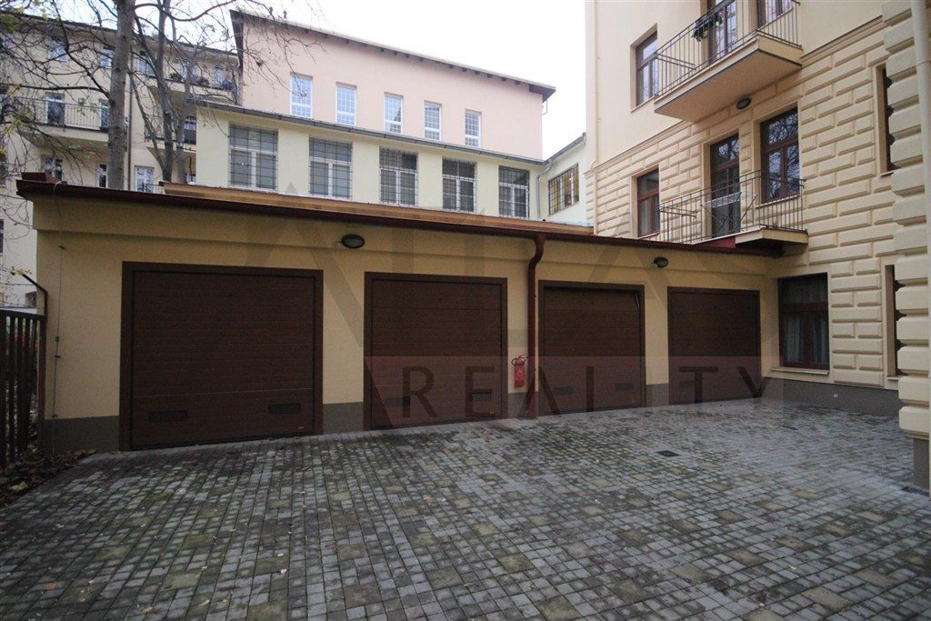 Pronájem kompletně zařízené garsonky s parkováním Praha 2 - Vinohrady, Máchova ulice