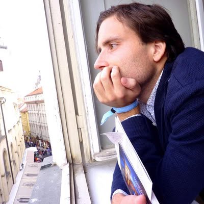 LUKÁŠ KOVANDA: Kdokoli čte, nemůže být přesunem výroby traktorů Zetor z Brna do Indie překvapený. Například předloňská studie finských ekonomů z renomovaného žurnálu Energy Economics se zaměřuje na dopad emisních povolenek na podnikovou sféru EU (viz níže). Zjišťují, že kvůli emisním povolenkám 1) vzrostl uhlíkový obsah dovozu do EU; 2) klesl uhlíkový obsah evropského vývozu; 3) část emisně náročné produkce se tedy přesunula mimo regulovaný prostor (mimo EU); 4) celkový uhlík obsažený v obchodních tocích EU se mírně zvýšil. Jak se zjištění finských ekonomů vztahuje k Zetoru a jeho dnes oznámenému ukončení výroby v Brně po 80 letech? Klíčovým důvodem ukončení výroby zetorů v Brně je nákladnost vstupů a materiálu (oceli, plastů, hliníků i energií). Ty jsou v Indii a v Číně zhruba o 30 až 35 procent levnější, což ve výsledné ceně traktoru znamená úsporu nejméně 25 až 30 procent. Zhruba třetinu z tohoto rozdílu lze přičíst čistě emisním povolenkám EU. Brusel však výrobu zetorů v Brně ztížil ještě i jinak, a sice častými změnami předpisů EU a emisních norem kvůli nimž se výrobci velikosti Zetoru přestalo ekonomicky vyplácet vyvíjet vlastní motory. Regulatorní nejistota, kterou Brusel likviduje třeba i mnohem větší Volkswagen, ve spojení s umělým zdražením energií a vstupů v podobě emisních povolenek nakonec zásadně přispěly k tomu, že výroba zetorů v Brně, jak vidno, přestala být konkurenceschopná. Což nás vrací ke zmíněné studii finských ekonomů. Zetory se teď místo Brna budou vyrábět v Indii, kde emisní povolenky nejsou nijak zavedené, ani tam nemají tak přísné předpisy a emisní normy. Emisní povolenky tedy zásadně přispějí k tomu, že se uhlík obsažený v obchodních tocích EU paradoxně zvýší, jak obecně shledává studie z Energy Economics. V Indii se teď totiž budou zetory vyrábět emisně náročněji a ještě k tomu se do EU emisně poměrně náročně dovážet. Dopad na globální klima se tedy ještě zhorší. EU navíc přijde o výrobu a pracovní místa, které společně s příslušným know-how získá Indie.
