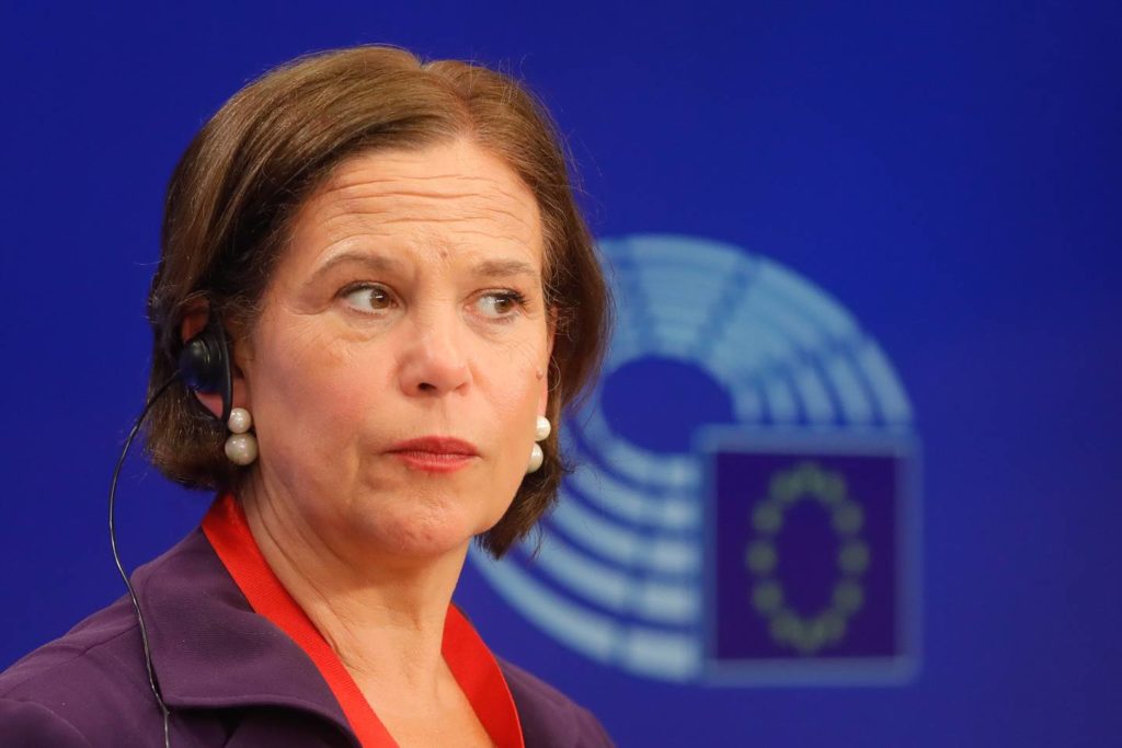 Předsedkyně strany Sinn Fein Mary Lou McDonald se tento měsíc účastní tiskové konference v Evropském parlamentu v Bruselu