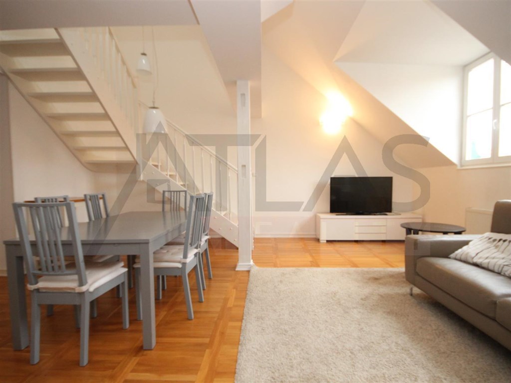 obývací pokoj se sedací soupravou a jídelním stolem Pronájem zařízeného bytu 3+1, 113 m2 v 
