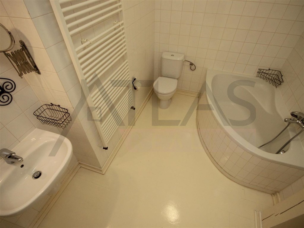 koupelna v horním patře bytu - Pronájem zařízeného bytu 3+1, 113 m2 v Praze 6 - Bubeneč, ul. Dr. Zikmunda Wintra