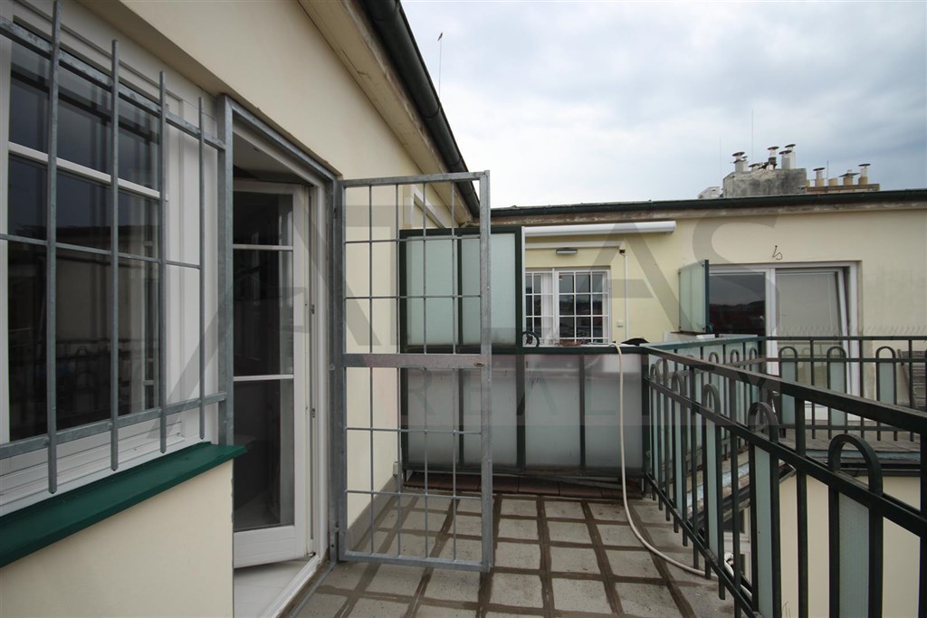 balkon v horním patře Pronájem zařízeného bytu 3+1, 113 m2 v Praze 6 - Bubeneč, ul. Dr. Zikmunda Wintra