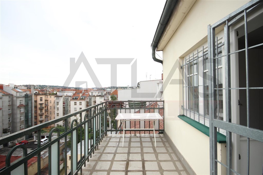 balkon v horním patře Pronájem zařízeného bytu 3+1, 113 m2 v Praze 6 - Bubeneč, ul. Dr. Zikmunda Wintra