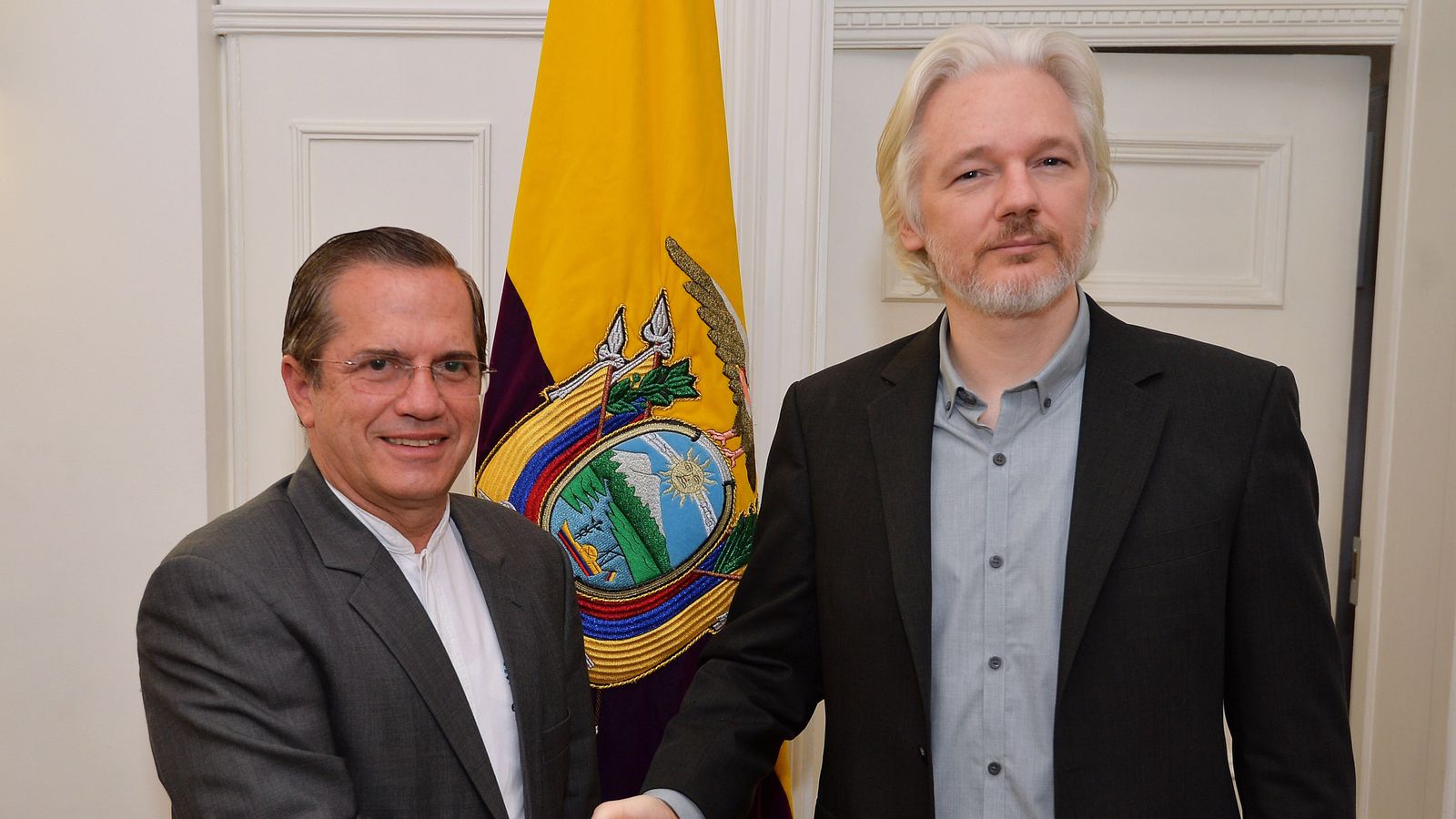 Julian Assange s ekvádorským ministrem zahraničí Ricardem Patinem na ambasádě
