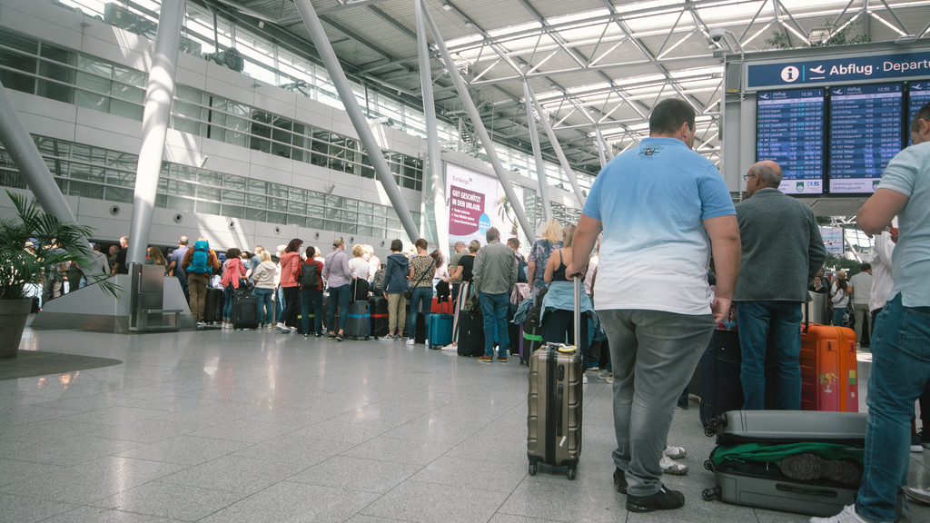 Chaos na letištích: Žádné rychlé zlepšení v dohledu