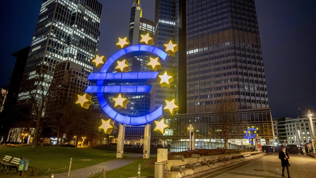 ECB zvýšila úrokové sazby o větší částku, než se očekávalo, a připojila se tak ke krokům, které již podnikly další velké centrální banky, aby cílily na rychle rostoucí inflaci.