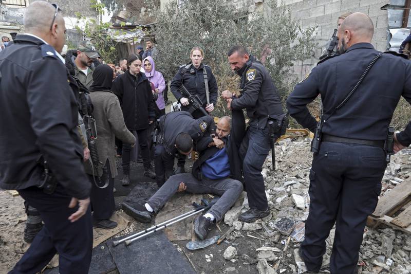Izraelští policisté loni v prosinci zadrželi Palestince během protestu na podporu palestinských rodin, kterým hrozí vystěhování ze svých dlouholetých domovů židovskými osadníky ve východní části Jeruzaléma Sheikh Jarrah.