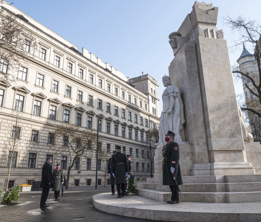 Budapešť, 25. února 2021 László Kövér, předseda Národního shromáždění, položil věnec k Památníku národních mučedníků v den památky obětí komunismu na poli mučedníků.