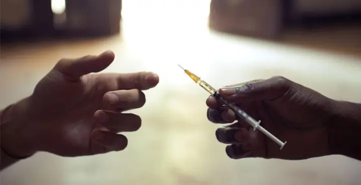 Sdílení jehel mezi uživateli drog (Zdroj: Avert.org)