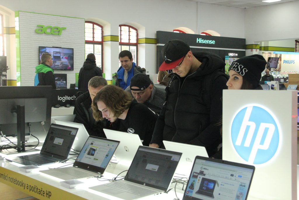Alza Holešovice zákazníci prohlíží notebooky a předvánoční nákupní shon