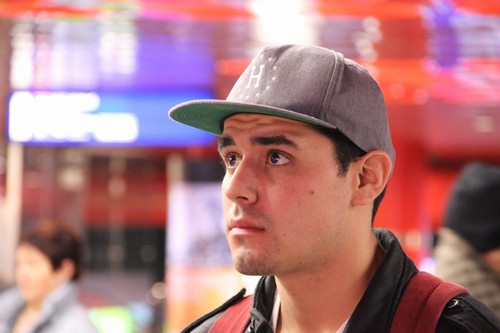 Osoba zbavená trvalého zdroje příjmu musí kromě získání postavení nezaměstnané osoby často splňovat i jiné podmínky