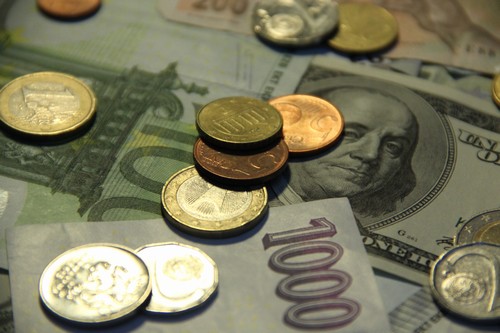 Pojistné musí být vypláceno průběžně a splátky úvěru musí být pravidelně spláceny po dobu nejméně šesti měsíců