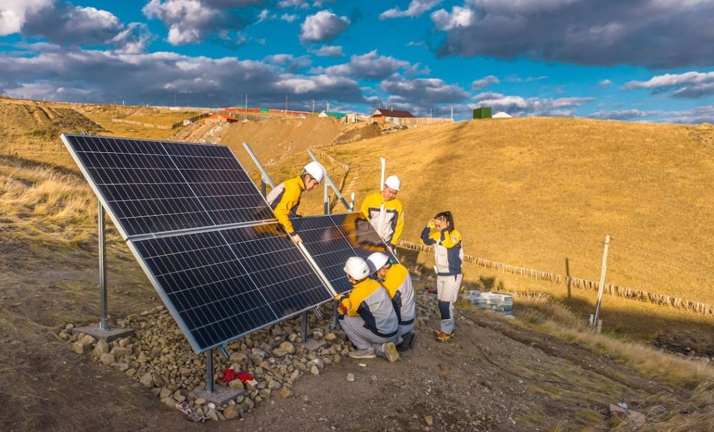 Ulánbátarská gerská čtvrť se začíná přesouvat na obnovitelné zdroje energie