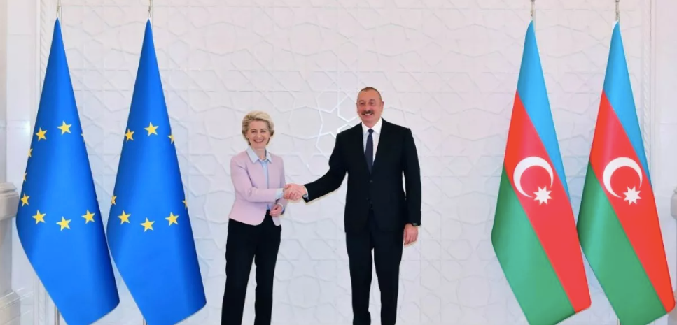 Ázerbájdžánský prezident Ilham Alijev a předsedkyně Evropské komise Ursula von der Leyenová. Baku, 18. července 2022