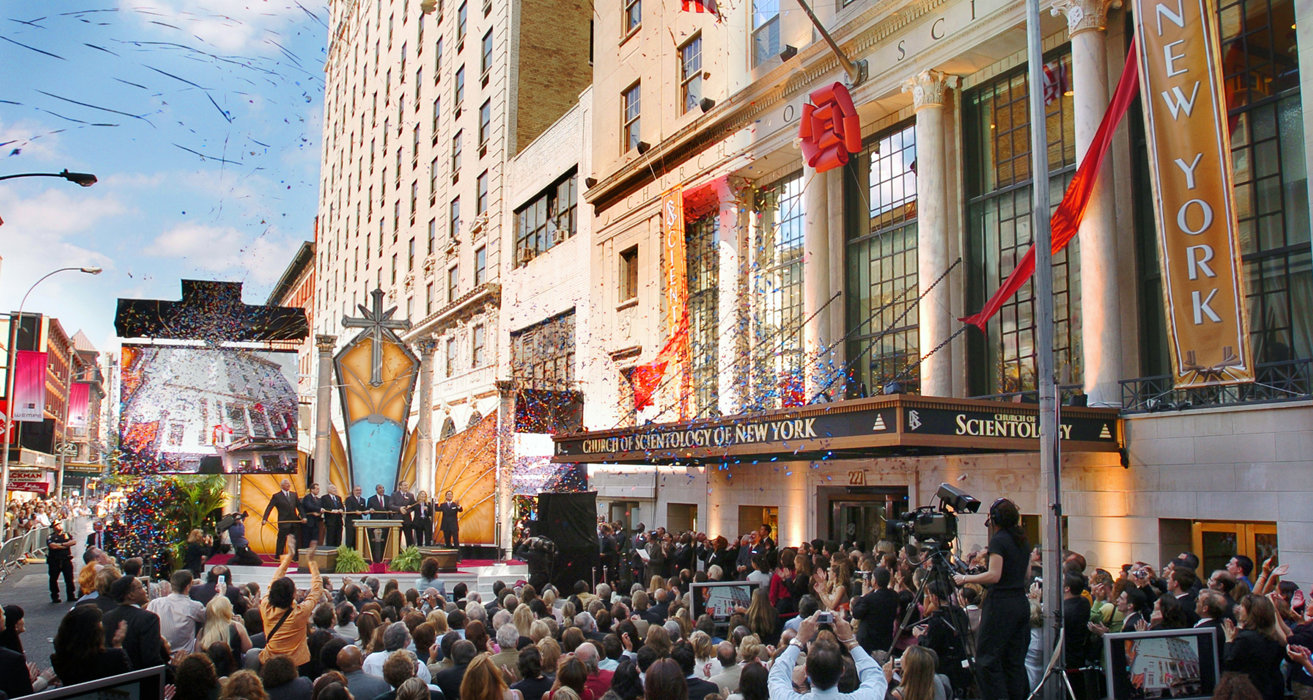 Ihned po přestřižení pásky pro Scientologickou církev v New Yorku hosté prošli jejími dveřmi, aby si poprvé prohlédli nový kostel ve Velkém jablku.