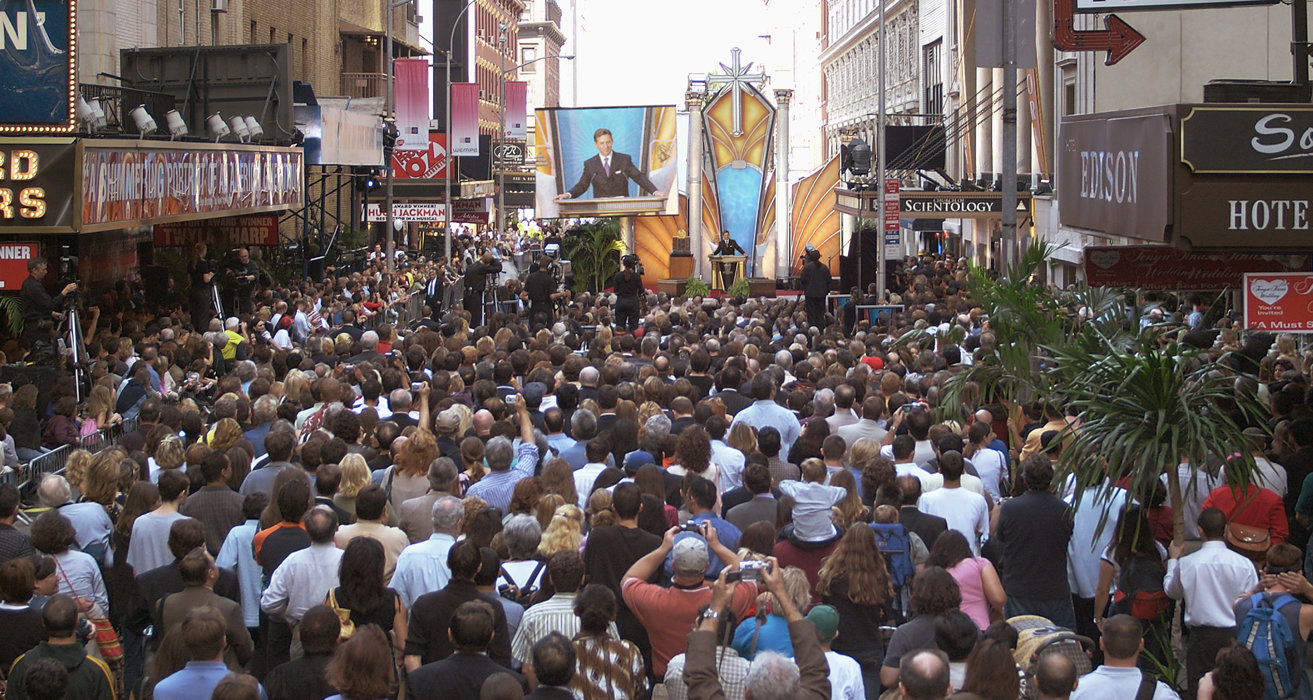 Zástupci Organizace spojených národů a Kongresu Spojených států amerických a další významní osobnosti se 26. září 2004 připojili k 10 000 scientologům a jejich hostům, aby si připomněli otevření newyorské Scientologické církve.