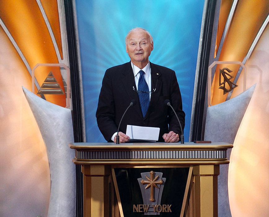 Pan Maurice Strong, náměstek generálního tajemníka OSN: „Chci znovu vyjádřit své hluboké uznání za práci, kterou děláte. Jsem velmi potěšen, že mohu vzdát hold vašemu vůdčímu postavení a naději, kterou přinášíte světu v nouzi.“