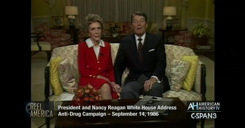 Bývalý prezident Ronald Reagan a první dáma Nancy Reaganová propagující zákon o zneužívání drog (Zdroj: C-Span)