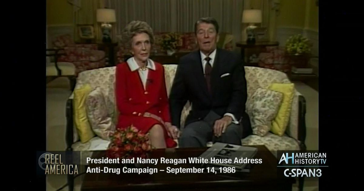 Bývalý prezident Ronald Reagan a první dáma Nancy Reaganová propagující zákon o zneužívání drog (Zdroj: C-Span)