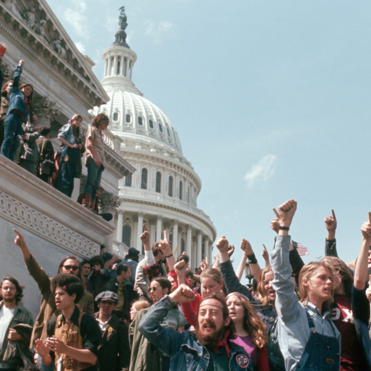 Hippies protestující proti válce ve Vietnamu (Zdroj: History.com)