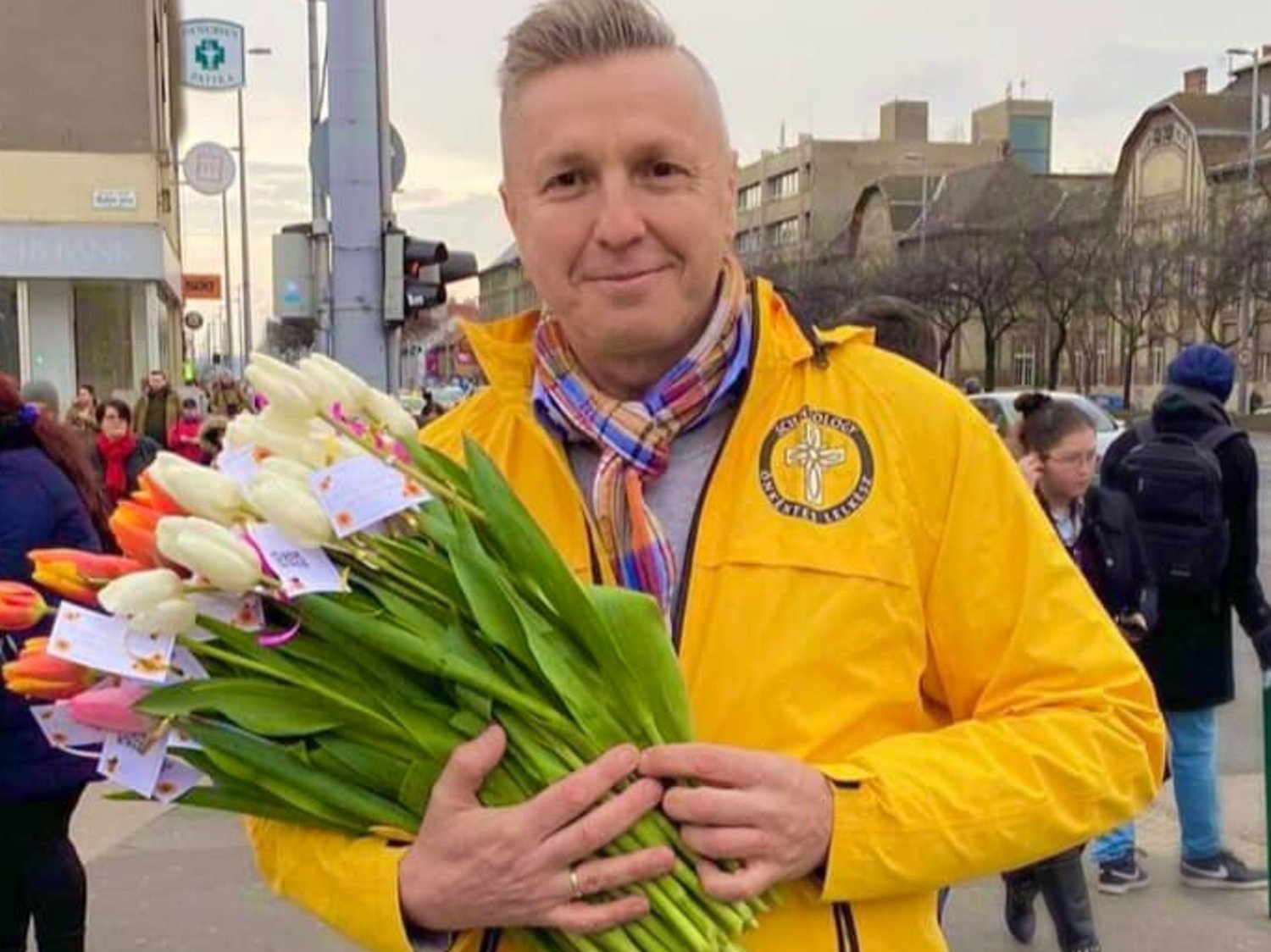 Scientologové v Maďarsku oslavují Mezinárodní den žen tím, že obdarovávají ženy ve svých městech jarními květinami