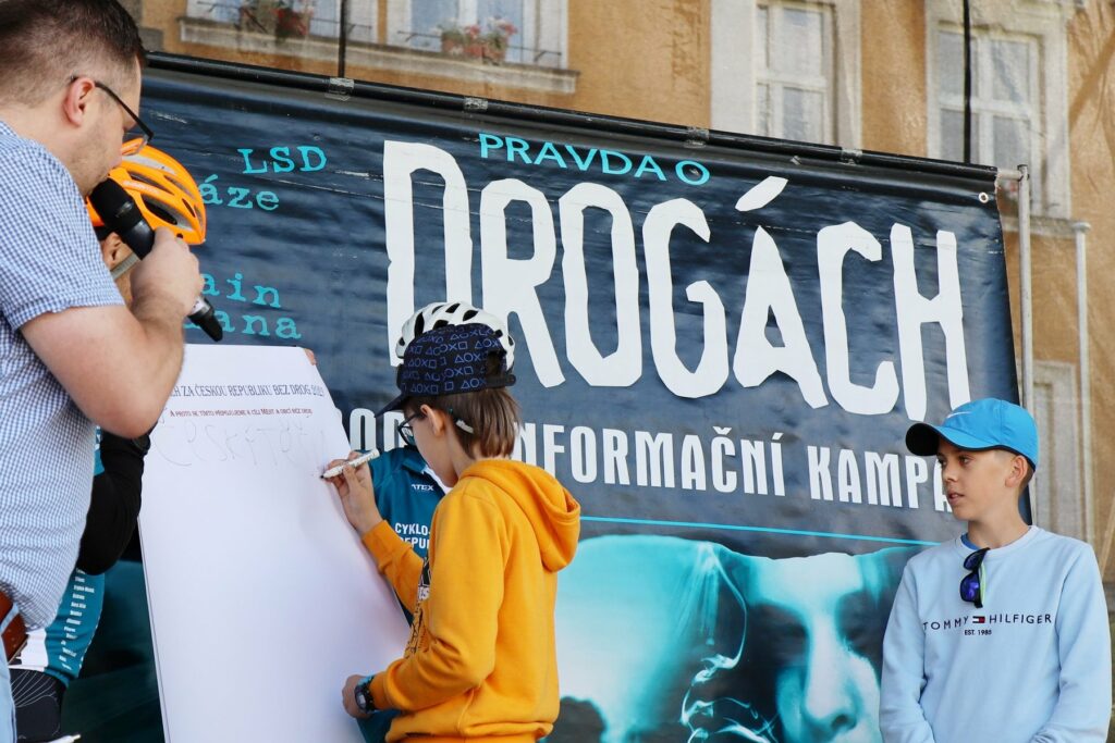 V každém městě se mladí zavazují žít bez drog