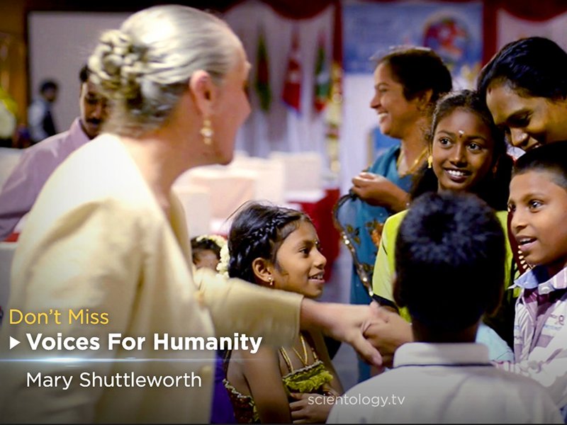 Zakladatelka a prezidentka Youth for Human Rights Dr. Mary Shuttleworthová vystupuje v epizodě Voices for Humanity na Scientologické televizi.