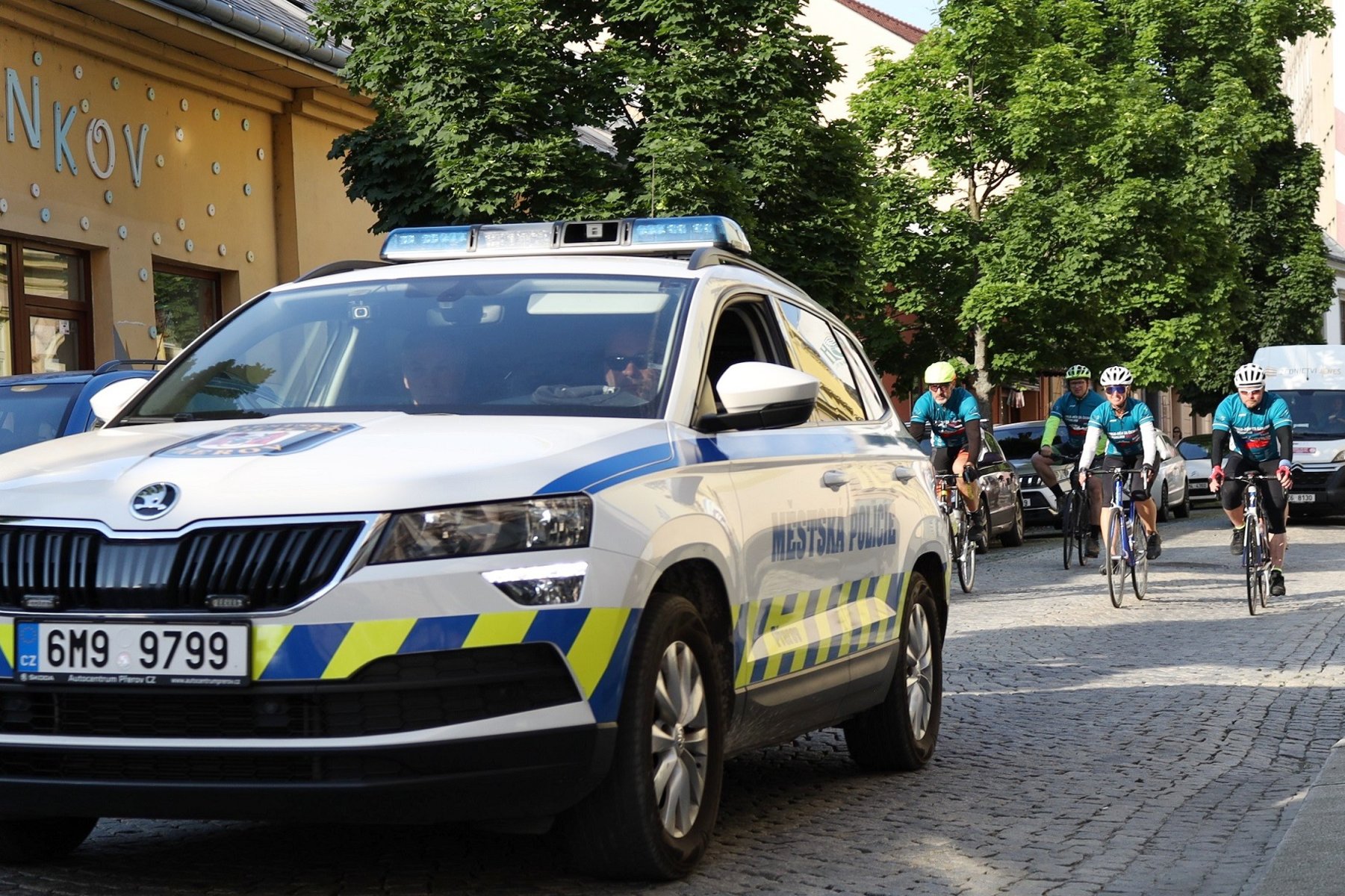Když tým cykloběžců vstoupí do dalšího města, často dostanou policejní doprovod.
