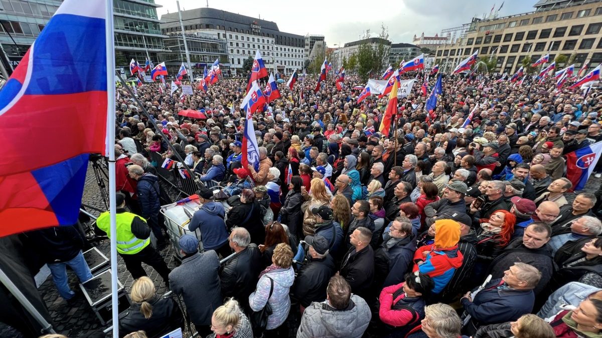 Na snímku účastníci Slovenského protivládního setkání občanů na Hodžově náměstí v Bratislavě