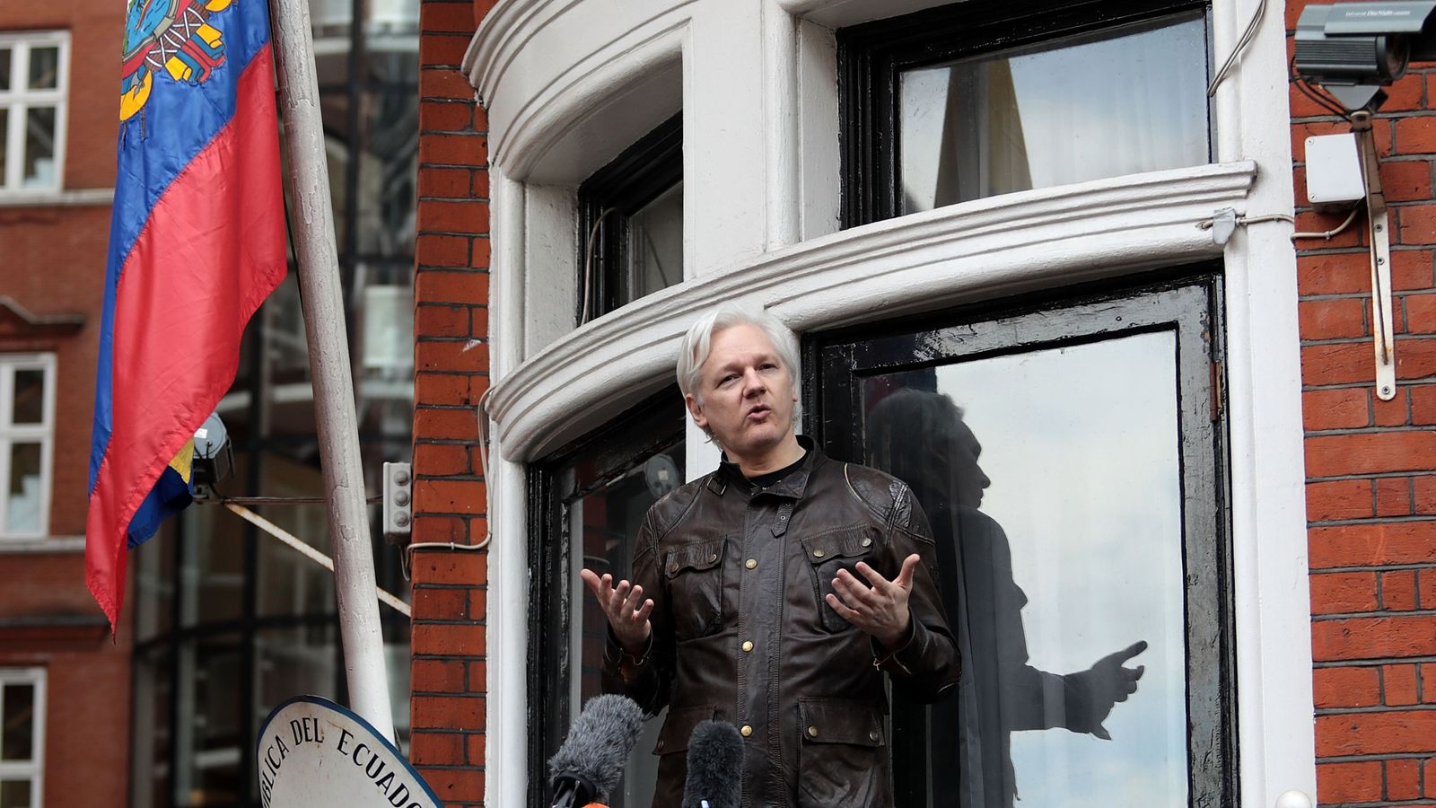 V květnu 2017 Julian Assange promluvil k médiím z balkonu velvyslanectví
