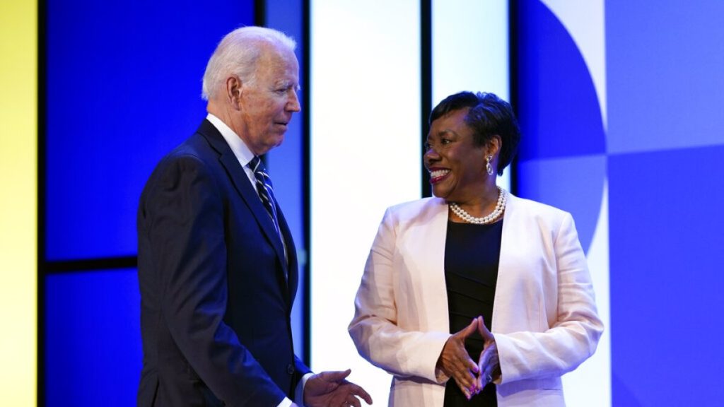 Americké učitelské odbory tvrdí, že Biden plánuje přijmout 250 000 učitelů na podporu veřejných škol