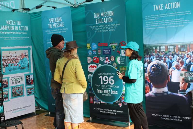 Návštěvníci Kirribilli Markets se dozvídají o programu Pravda o drogách.