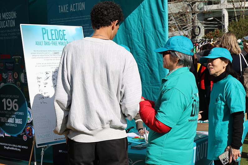 Dobrovolníci vyzvali všechny, aby se postavili za světlejší budoucnost podepsáním závazku „Svět bez drog“ žít zdravě, silně a bez drog.