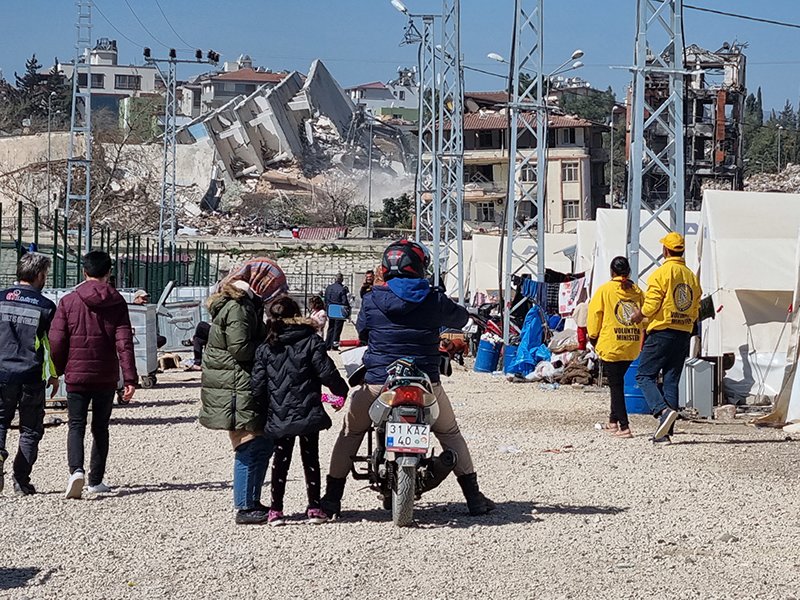 Stanová vesnice v Turecku nyní stojí ve stínu zbytků toho, co bylo kdysi domovy a byty těch, kteří se zde ukrývali